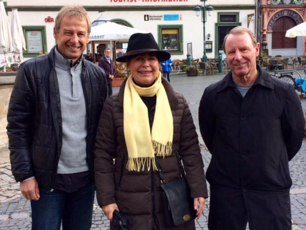 Kornelia Lukoschek mit Jürgen Klinsmann und Berti Vogts